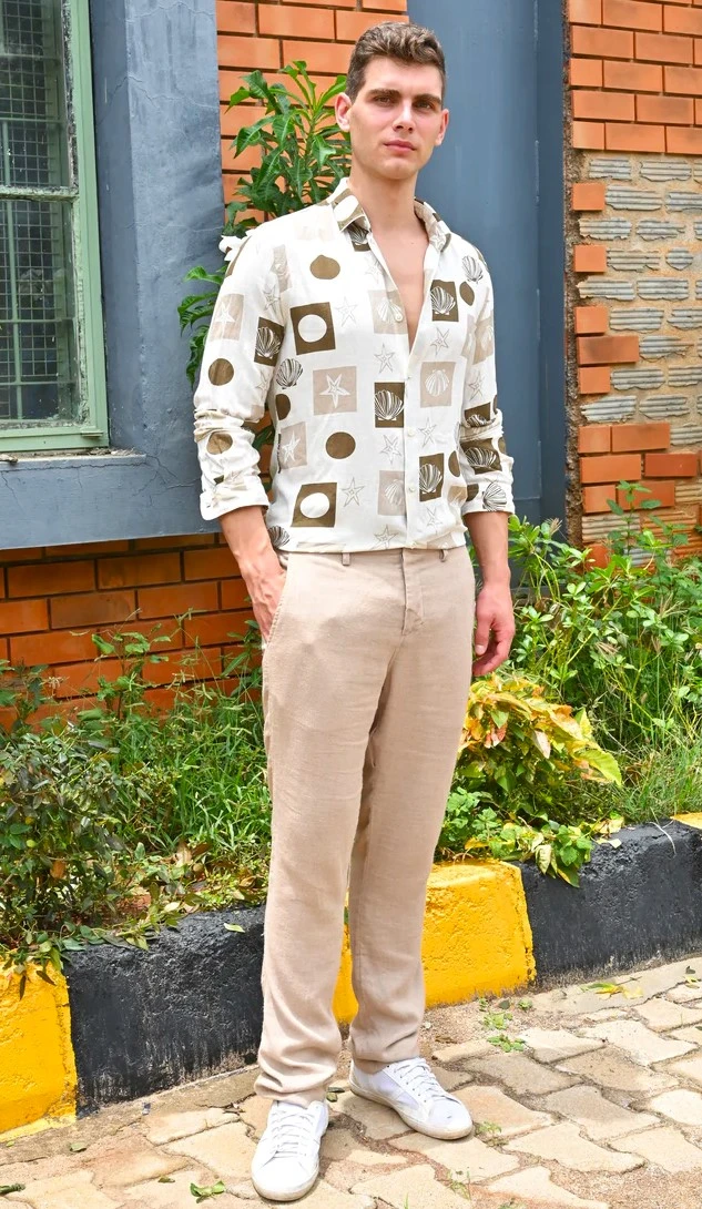 beige pants combinations with printed shirt