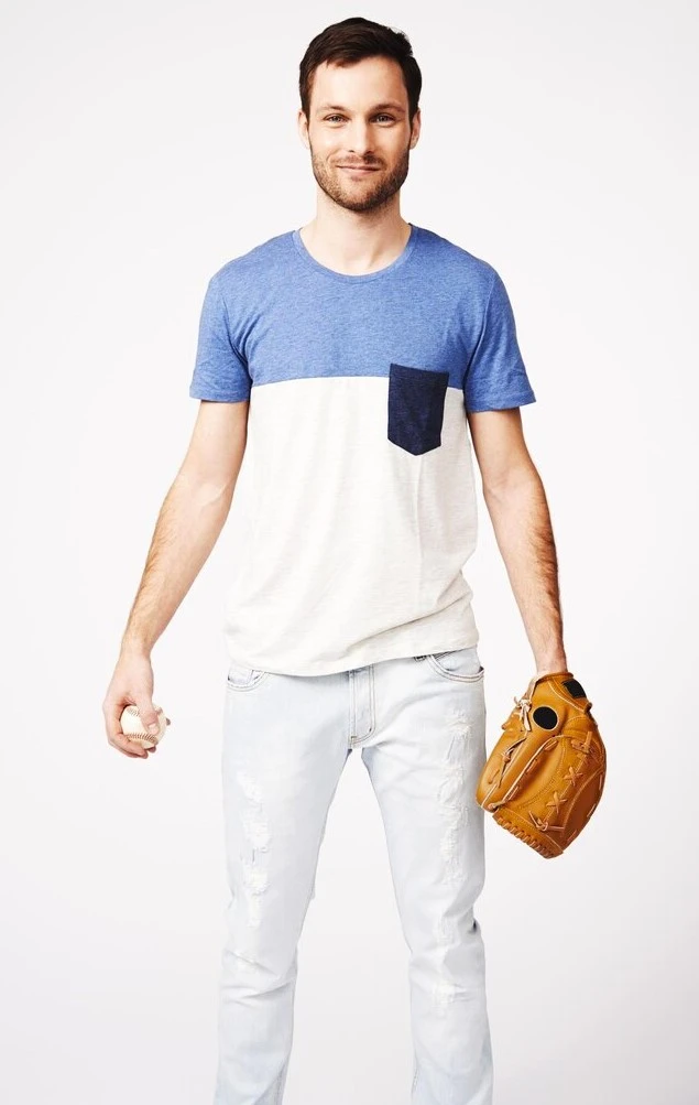 white jeans combination with graphic t shirt